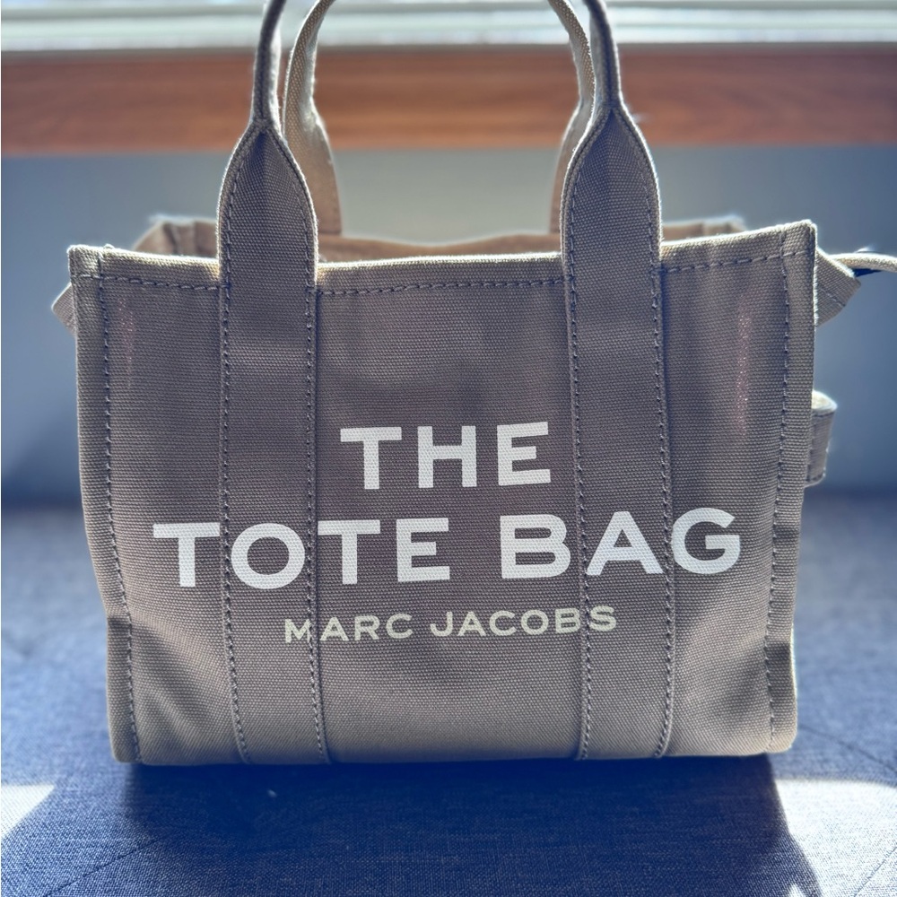 Marc Jacobs Tote Bag in Taupe Canvas with White Logo